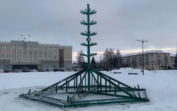 Фотофакт: новогоднюю елку начали устанавливать на Центральной площади Ижевска