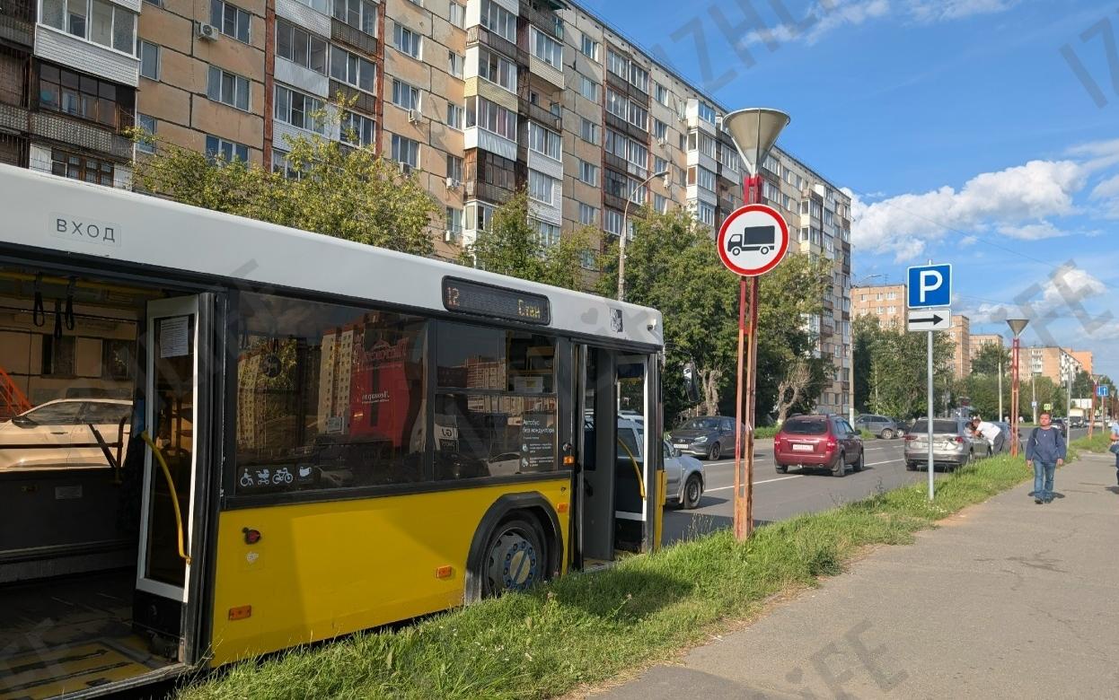 Автобус столкнулся с легковушками на улице Сабурова в Ижевске