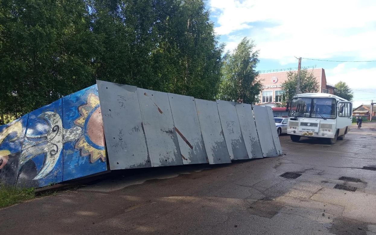 Водитель автобуса снес остановочный павильон в Удмуртии, пострадал подросток