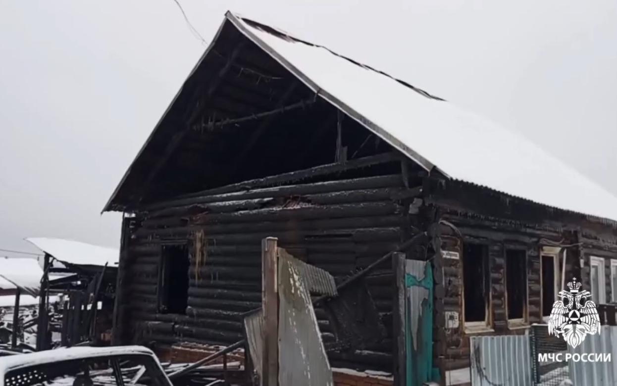 Очевидцы спасли шесть человек из горящего дома в Удмуртии