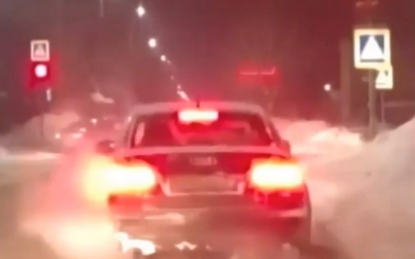Пьяный водитель Audi оказался в сугробе, пытаясь уйти от полицейской погони в Ижевске