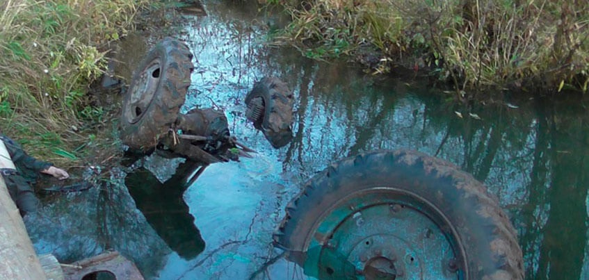 В Киясовском районе Удмуртии в опрокинувшемся в реку тракторе погиб мужчина