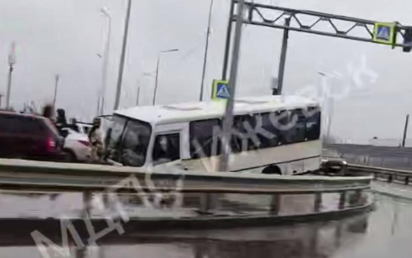 Автобус съехал с трассы у деревни под Ижевском