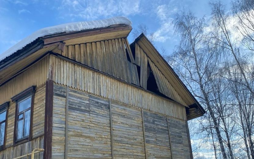 Кровля дома повредилась в поселке Яр в Удмуртии из-за снега