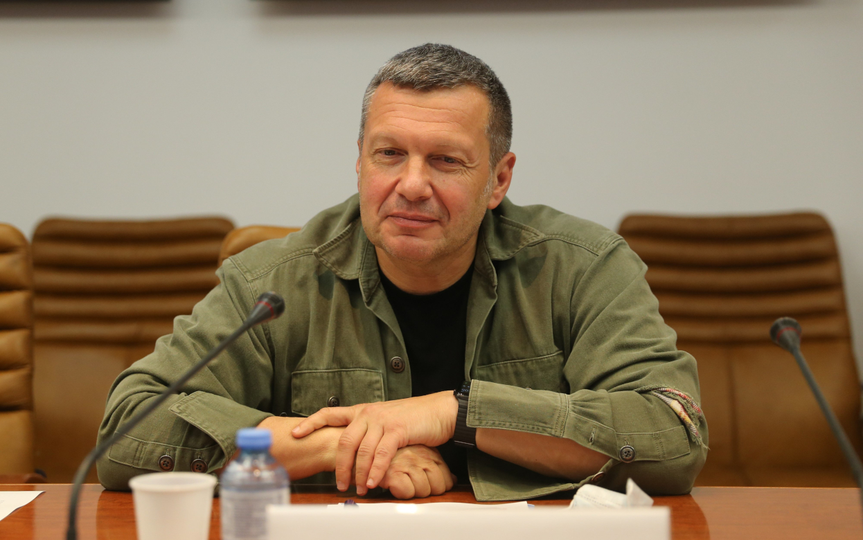 Роскомнадзор разрешил Владимиру Соловьеву произносить бранное слово в прямом эфире