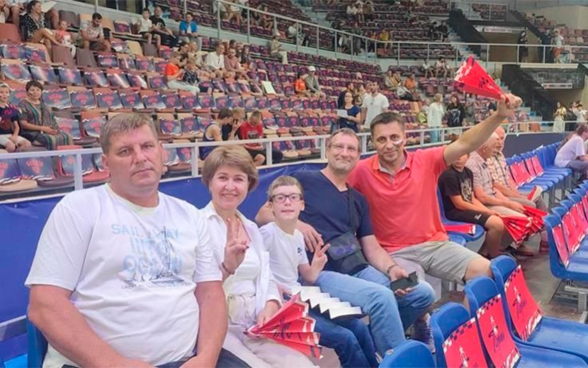 Гоша и его команда поддержки на баскетбольном матче Россия – Иран. Фото предоставлено героями