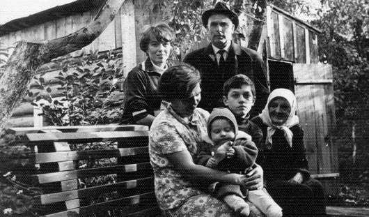 Валерий Марисов с семьей на даче