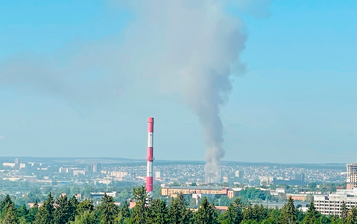 Видео: на ул. Пойма в Ижевске загорелся склад