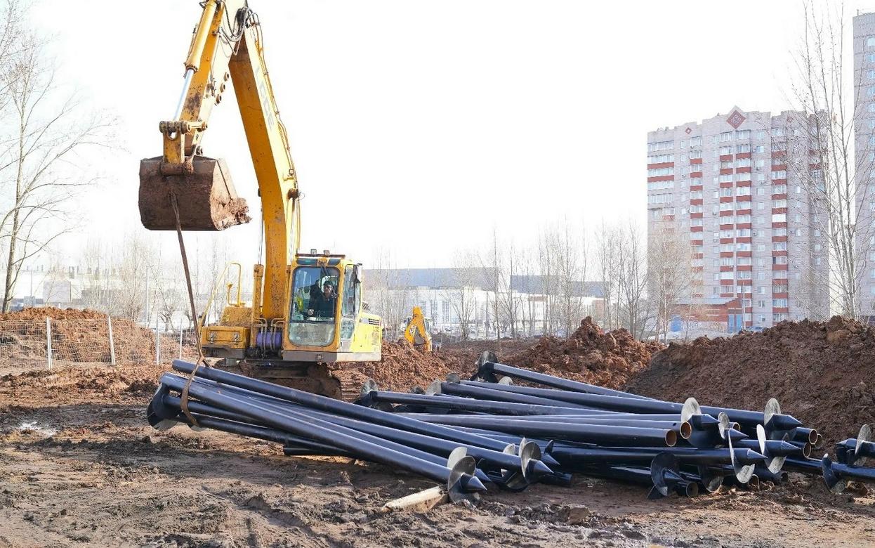 Сваи забивают в новом «Ива-парке» в Ижевске