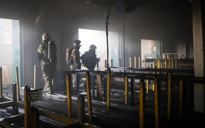 Тушение пожара на Воткинском шоссе в Ижевске Фото: пресс-служба ГУ МЧС по Удмуртии
