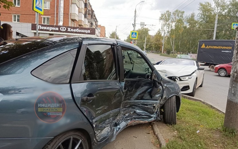 Три человека пострадали в ДТП на улице Клубной в Ижевске