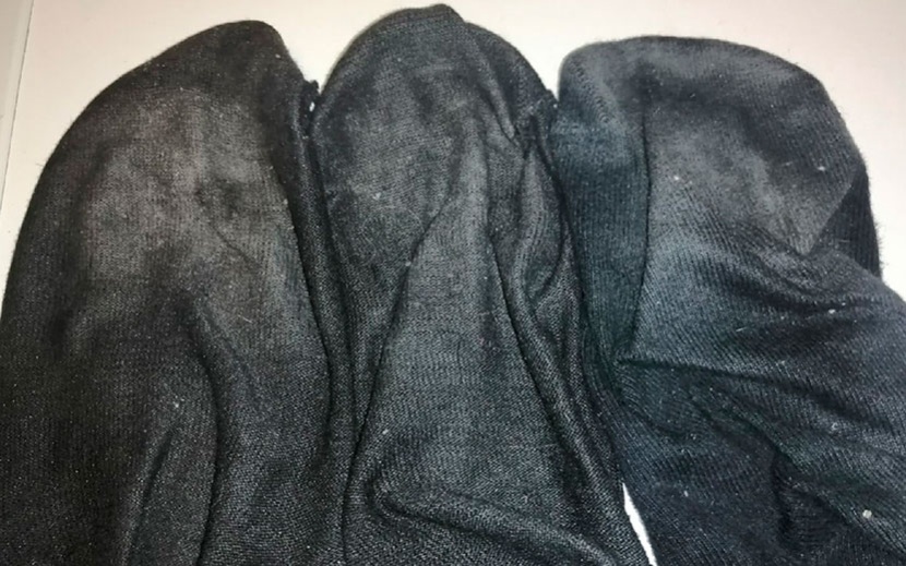 Три носка одинаковой степени загрязненности