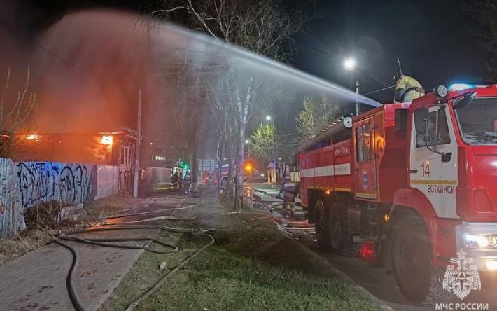 Магазин и дом сгорели в центре Воткинска