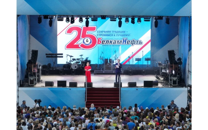 Стас Михайлов и Юлия Михальчик исполнили свои хиты на Центральной площади Ижевска в честь 25-летия «Белкамнефти»
