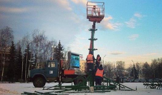 На центральной площади Ижевска начали устанавливать новогоднюю елку