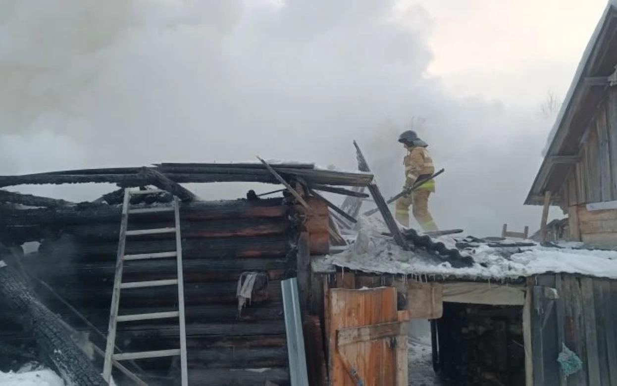 Надворные постройки и автомобиль сгорели при пожаре в Удмуртии