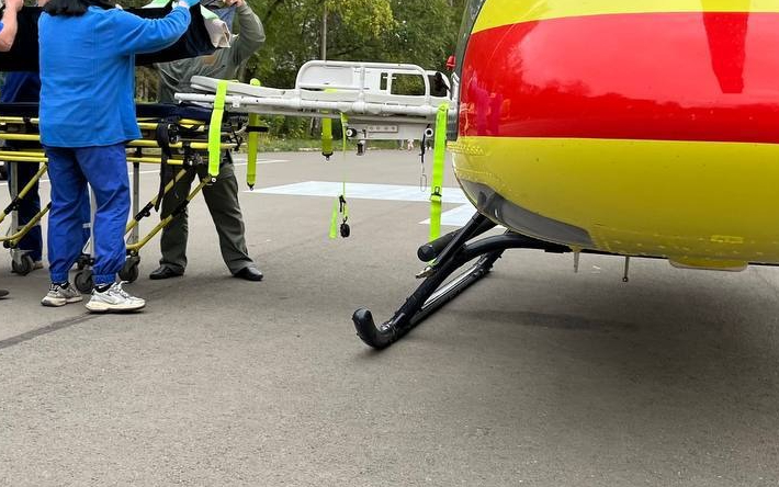 Мальчика, который упал с велосипеда и получил разрыв желудка, на вертолете санитарной авиации доставили из Глазова в Ижевск