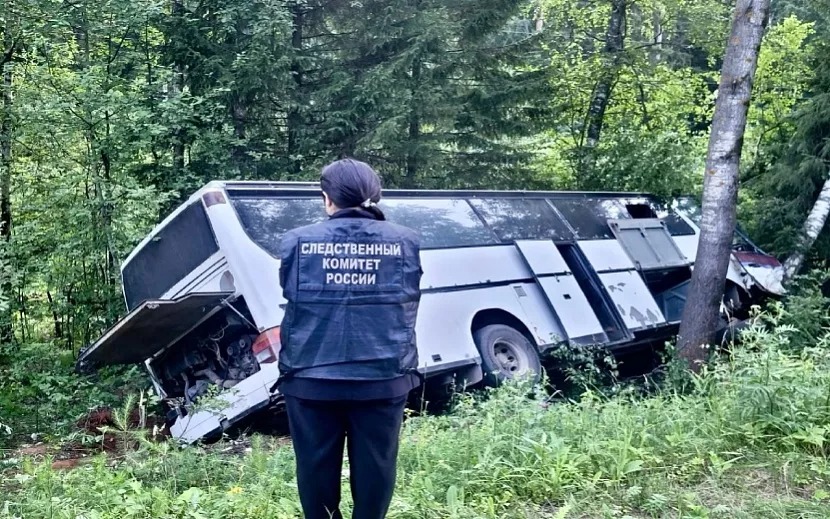 Автобус, который попал в аварию около деревни Пихтовка. Фото: СУ СК РФ по Удмуртии