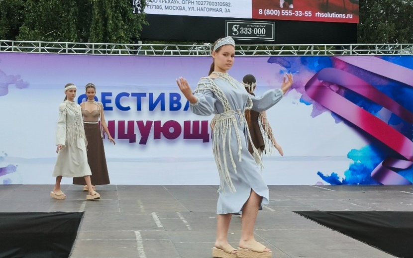 После цирковых номеров на сцену вышли театры моды со своими коллекциями