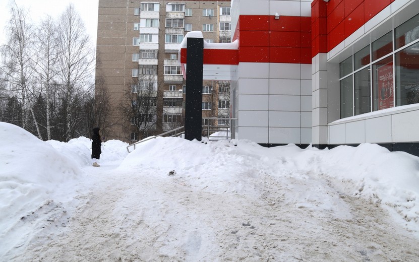 37 нарушений зимнего содержания территорий магазинов выявили в Ижевске
