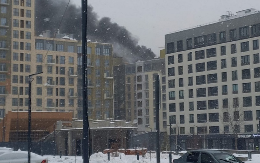 Строящийся дом загорелся на улице Тарасова в Ижевске