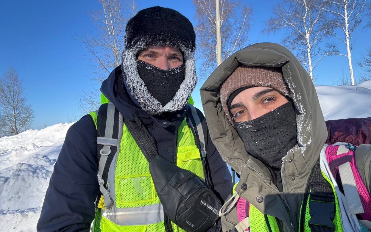 «До мечты 70 тысяч шагов каждый день»: пара, идущая пешком через всю страну, остановилась в Ижевске и рассказала о своем путешествии