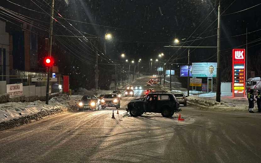 Два водителя пострадали в ДТП на перекрестке в Ижевске