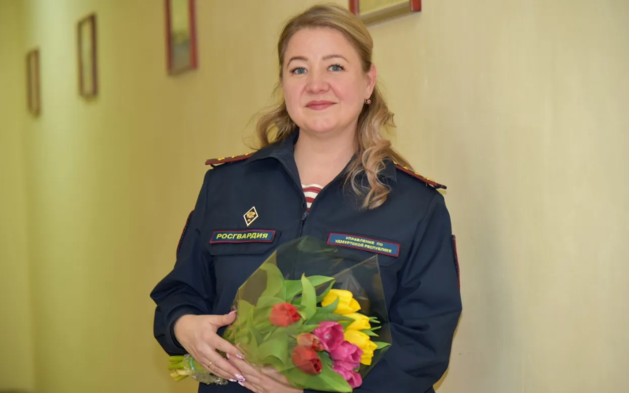 Вяжет игрушки и дарит родным: сотрудница Росгвардии по Удмуртии рассказала о милом хобби