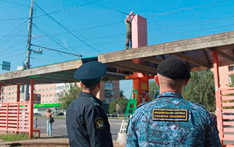 Торговый ларек демонтировали на остановке в Ижевске