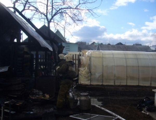 В Ижевске в пожаре сгорела баня и постройки на участке