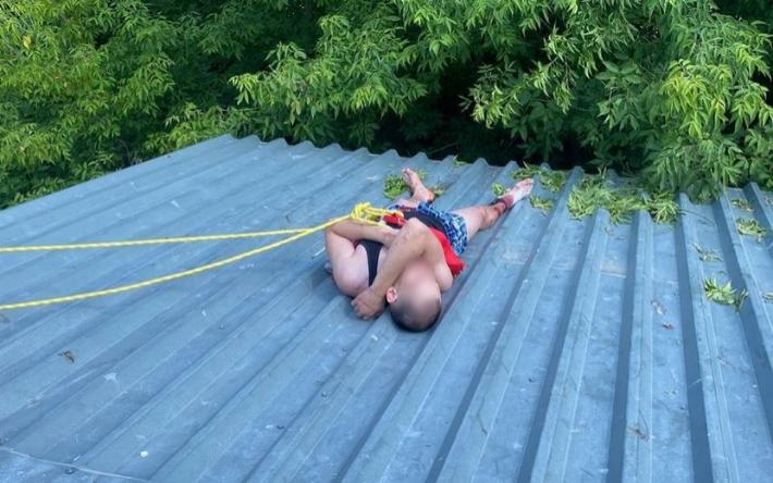 Неадекватного мужчину сняли с крыши трансформаторной будки в Ижевске