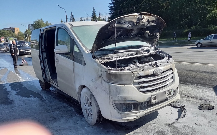 Микроавтобус с узбекскими номерами загорелся на улице Удмуртской в Ижевске