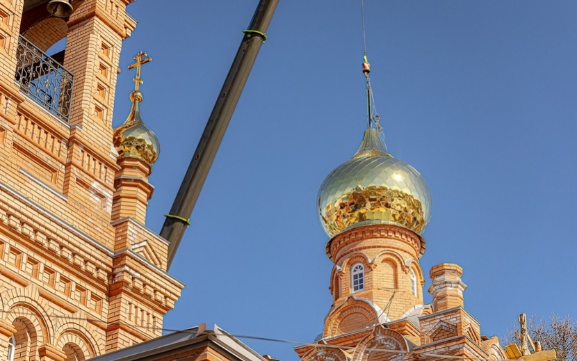 Водружение купола и креста на храм в Ягуле. Фото: пресс-служба Ижевской епархии