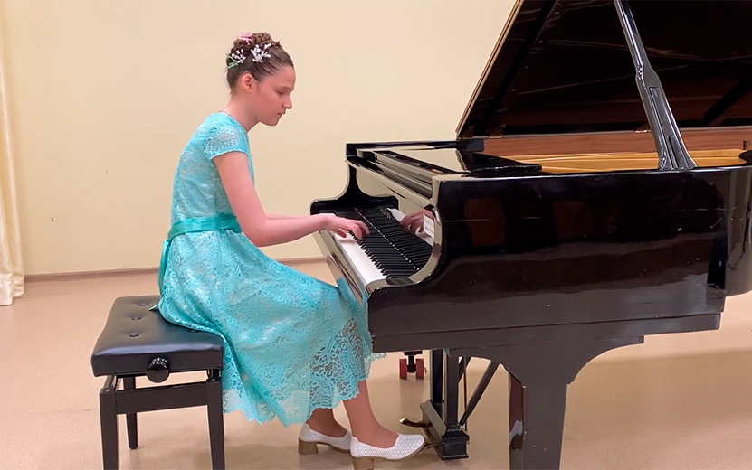 Видео: Диана Сакмарова - талантливая пианистка из Сарапула. Девушка не видит и играет на ощупь