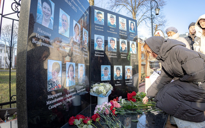 Мемориал в честь погибших при стрельбе в школе № 88 открыли в Ижевске. Фото: vk.com/pravoslavieizhevsk