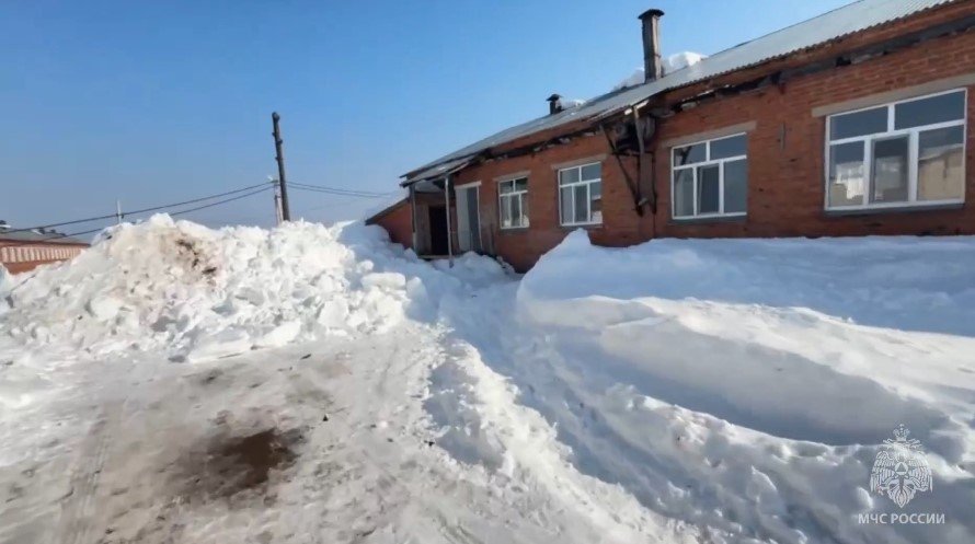 Два ребенка пострадали при сходе снега с крыши в Удмуртии