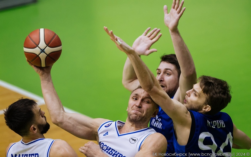 Баскетболисты «Родников» проиграли «Новосибирску» в овертайме