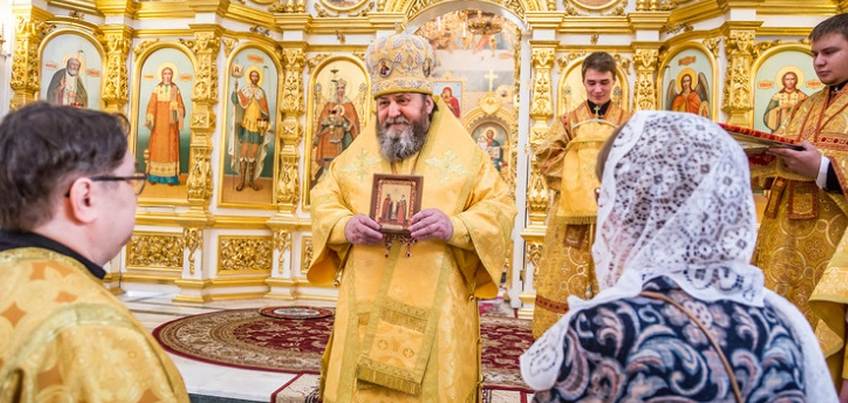 В Ижевске митрополит Викторин отметил три супружеские пары