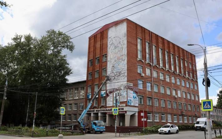 Фотофакт: мурал начали рисовать на фасаде техникума в Ижевске