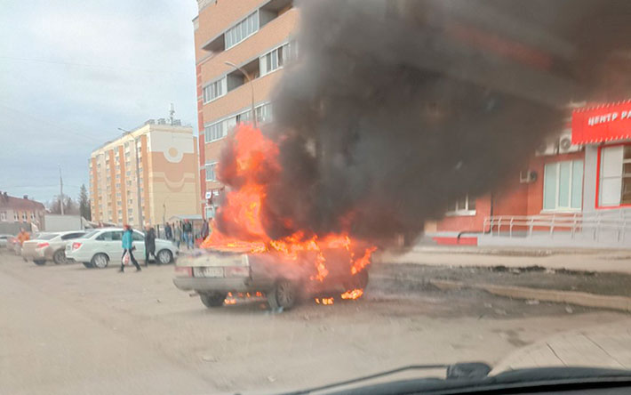 Автомобиль загорелся на Воткинском шоссе в Ижевске