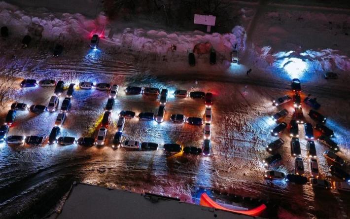 Фотофакт: автомобилисты Ижевска выстроили цифры 2023 своими машинами