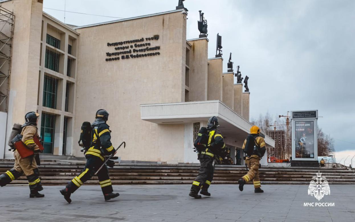 Фотофакт: учебный пожар потушили в театре на Центральной площади Ижевска
