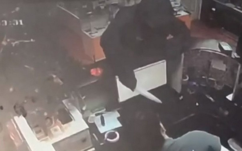 Видео: житель Ижевска с ножом ограбил комиссионный магазин