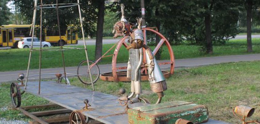 В Ижевске в парке Космонавтов появилась скульптура инопланетных старичка и старушки