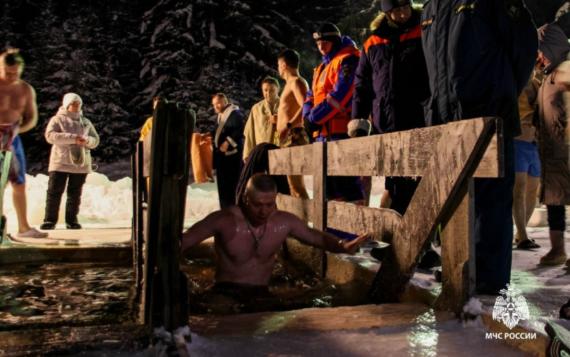 Более 6,5 тыс. жителей Удмуртии приняли участие в крещенских купаниях. Фото: пресс-служба ГУ МЧС по Удмуртии