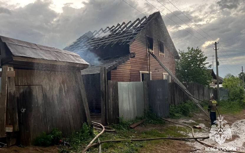 Дом сгорел в Воткинске после удара молнии
