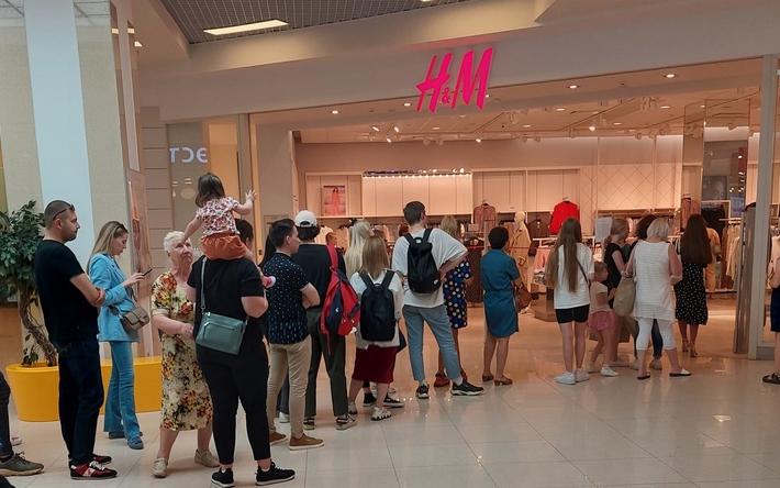 Фотофакт: очереди выстроились в открывшийся магазин H&M в Ижевске