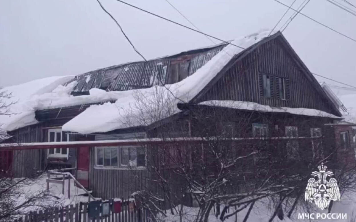 Часть крыши жилого дома обрушилась в Можге под тяжестью снега