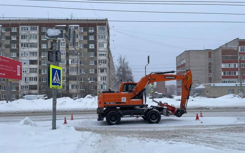 Экскаватор сбил 84-летнюю женщину в Ижевске