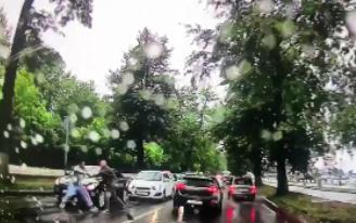 Видеофакт: двое водителей подрались у памятника Дерябину в Ижевске